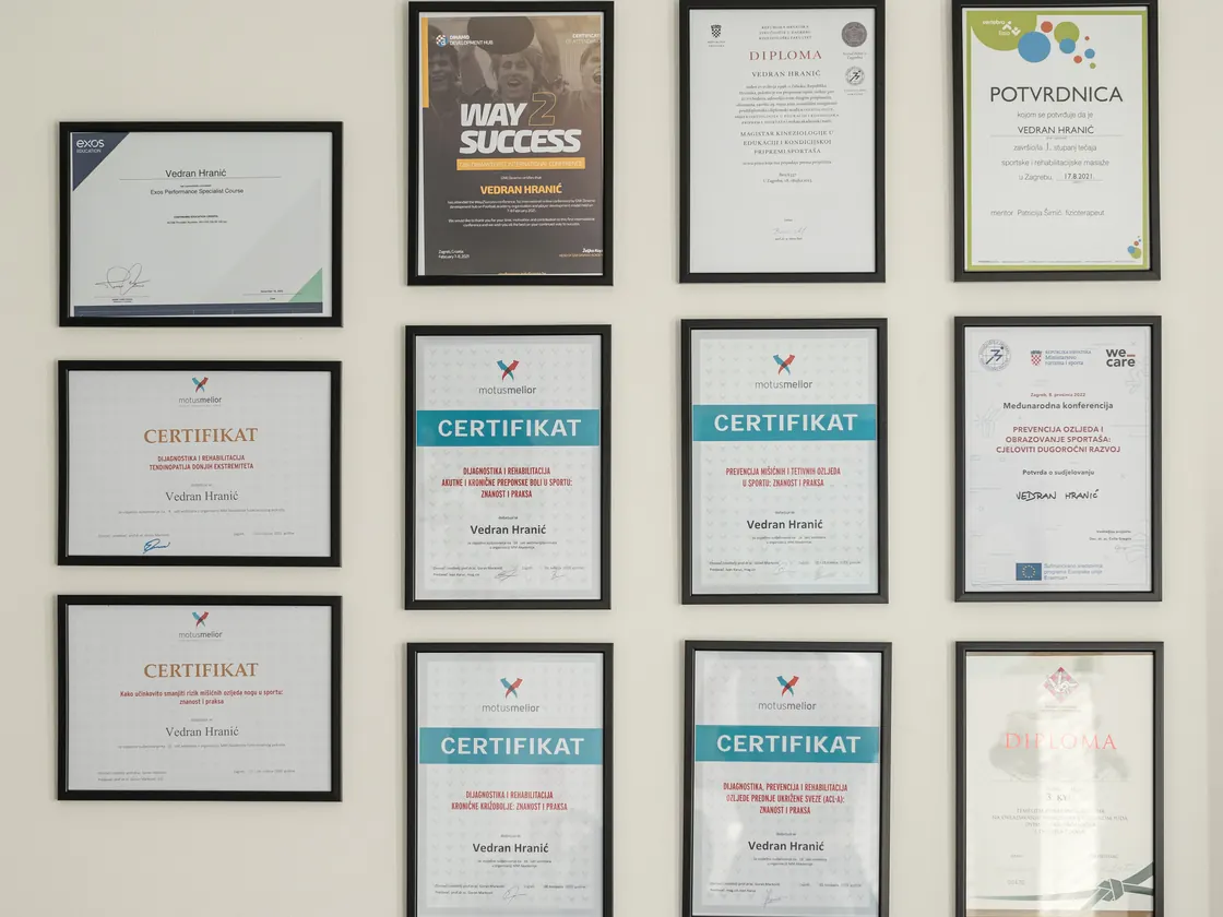 Diplome i certifikati na zidu studija