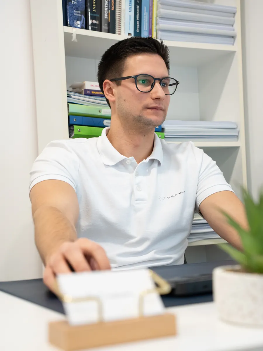 Vedran Hranić za radnim stolom u studiju